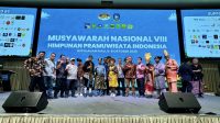 Peserta Munas VIII HPI 2026 mengenakan ragam pakaian adat Nusantara dalam acara pembukaan di Batam.