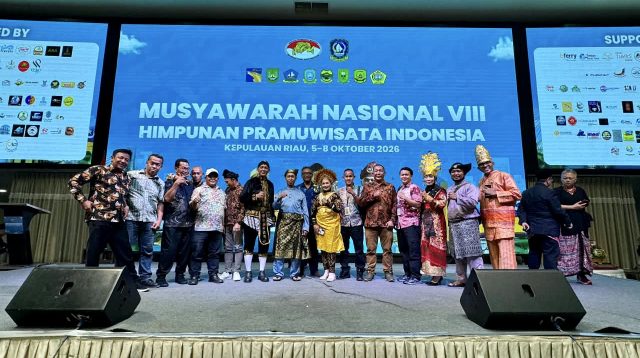 Peserta Munas VIII HPI 2026 mengenakan ragam pakaian adat Nusantara dalam acara pembukaan di Batam.