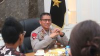 Kapolda Kepri dan perwakilan Kedutaan Besar Amerika Serikat membahas penanganan perdagangan orang dan penipuan daring di Batam.
