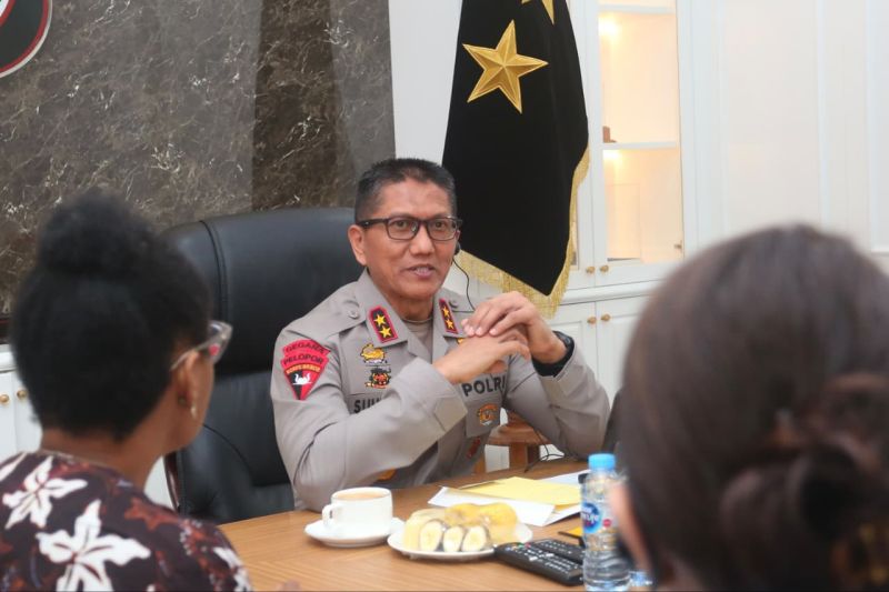 Kapolda Kepri dan perwakilan Kedutaan Besar Amerika Serikat membahas penanganan perdagangan orang dan penipuan daring di Batam.