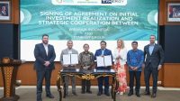 Menteri Perindustrian Muhammad Sarmuji menyaksikan penandatanganan kerja sama investasi PT Tynergy Technology Group dan Wiraraja Group untuk pengembangan industri baterai di Batam.