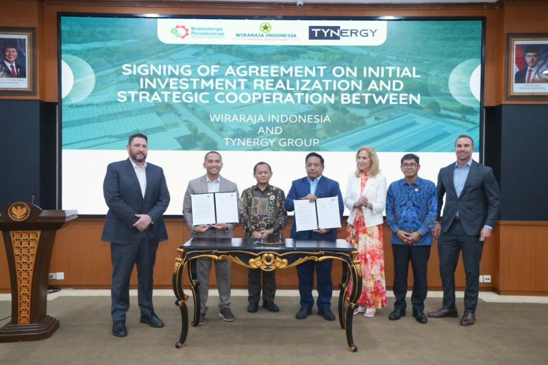 Menteri Perindustrian Muhammad Sarmuji menyaksikan penandatanganan kerja sama investasi PT Tynergy Technology Group dan Wiraraja Group untuk pengembangan industri baterai di Batam.