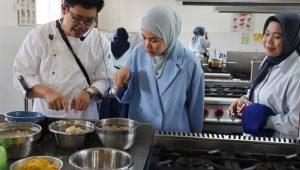 Ketua Tim Penggerak PKK Kabupaten Bintan Hafizha Rahmadhani membuka Cooking Class dan Manajemen Food Cost.