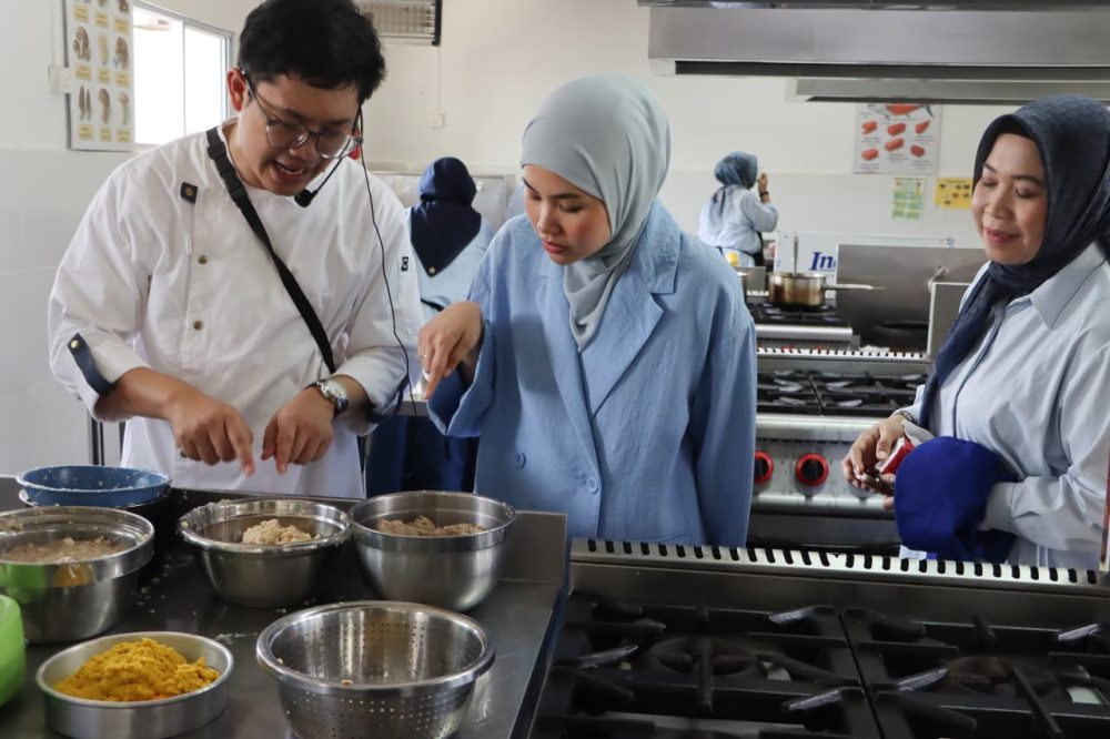 Ketua Tim Penggerak PKK Kabupaten Bintan Hafizha Rahmadhani membuka Cooking Class dan Manajemen Food Cost.