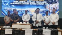 Petugas Bareskrim Polri menyita 73.000 benih bening lobster dalam 12 boks terkait dugaan penyelundupan dari Pangandaran ke Vietnam.