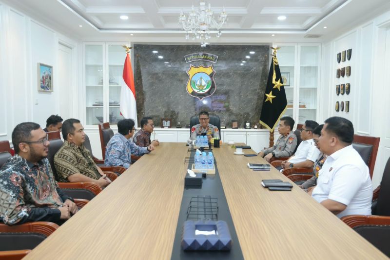 Kapolda Kepri dan jajaran PLN membahas koordinasi pengamanan infrastruktur kelistrikan setelah blackout Batam dan Bintan.