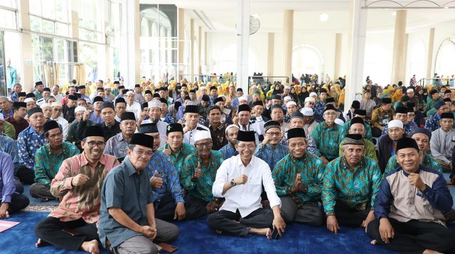 Wali Kota Batam Amsakar Achmad memaparkan strategi penyediaan air baku dalam pertemuan dengan pemuka agama di Batu Ampar, Batam.