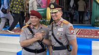 Kapolda Kepri Irjen Pol Suhendri menerima Pataka Polda Kepri dalam tradisi serah terima di Batam.
