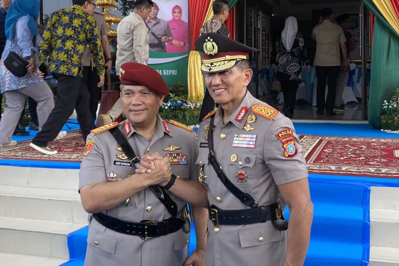 Kapolda Kepri Irjen Pol Suhendri menerima Pataka Polda Kepri dalam tradisi serah terima di Batam.