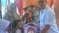 Bupati Kepulauan Anambas Aneng bersama jajaran pemerintah daerah dalam kegiatan program bantuan perlengkapan sekolah bagi siswa baru SD dan SMP.