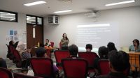 Alt text Pulitzer Center dan Internews memberikan lokakarya penyusunan proposal pendanaan liputan kepada peserta Fesmed Selat Malaka di Batam.