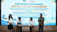 Amsakar Achmad dan Nuzran Joher menandatangani nota kesepahaman kerja sama BP Batam dan Ombudsman RI di Balairung Sari BP Batam, 13 Oktober 2026.