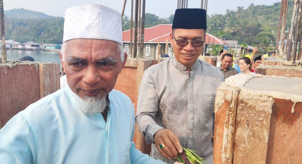Bupati Kepulauan Anambas Aneng meninjau pembangunan Kampung Nelayan Merah Putih di Desa Putih, Kecamatan Palmatak.