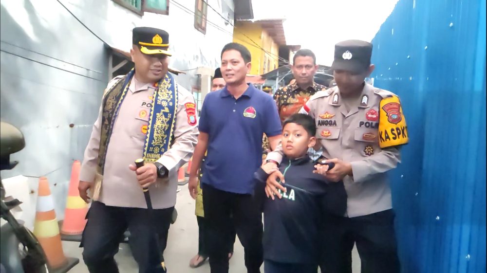 Wakil Bupati Kepulauan Anambas Raja Bayu Febri Gunadian menyambut Kapolres baru AKBP Misbachul Munir di Pelabuhan Sri Siantan.