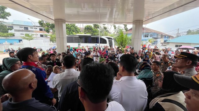 Pekerja PT Ghim Li Indonesia mendatangi Kantor Disnaker Batam untuk meminta kepastian status PHK dan hak ketenagakerjaan.