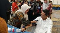 Amsakar Achmad mengikuti donor darah Hari Bakti BP Batam ke-55.