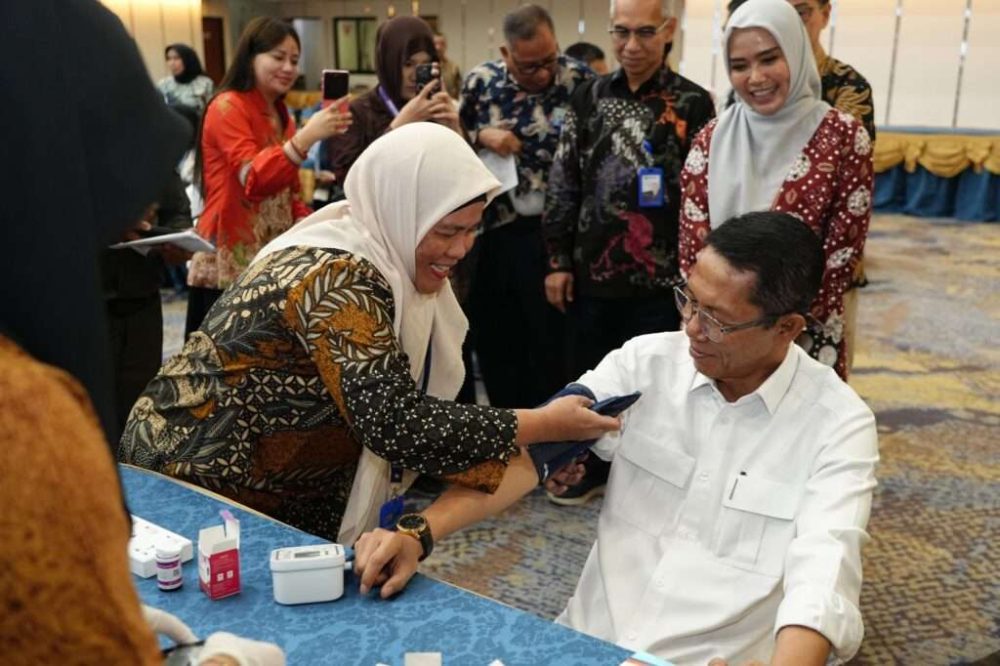 Amsakar Achmad mengikuti donor darah Hari Bakti BP Batam ke-55.