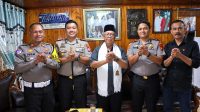 Kapolres Kepulauan Anambas AKBP Misbachul Munir bersilaturahmi dengan Ketua LAM H. Ardan untuk memperkuat sinergi menjaga keamanan masyarakat.