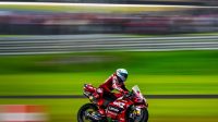 Pembalap Ducati Lenovo Marc Marquez mengendarai sepeda motornya saat mengikuti sesi kualifikasi MotoGP Australia 2026 di Sirkuit Phillip Island, Victoria, Australia, Sabtu (24/10/2026). Marquez meraih posisi start terdepan (pole position) setelah mencatatkan waktu tercepat pada sesi tersebut. ANTARA/HO-motogp.com