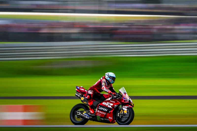 Pembalap Ducati Lenovo Marc Marquez mengendarai sepeda motornya saat mengikuti sesi kualifikasi MotoGP Australia 2026 di Sirkuit Phillip Island, Victoria, Australia, Sabtu (24/10/2026). Marquez meraih posisi start terdepan (pole position) setelah mencatatkan waktu tercepat pada sesi tersebut. ANTARA/HO-motogp.com