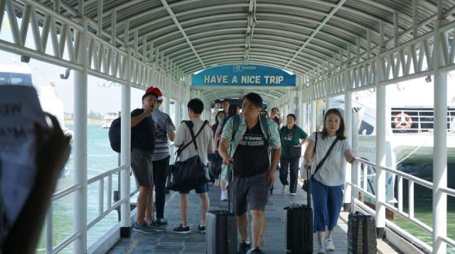 Wisatawan mancanegara tiba di Batam melalui pelabuhan internasional di Kota Batam, Kepulauan Riau.